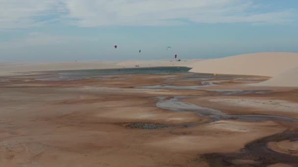 Aerial Kitesurfing Dűnék Lencois Maranhenses Észak Brazília — Stock videók