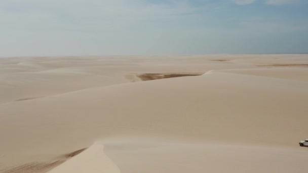 在巴西旱季 一辆装有风筝冲浪者的卡车穿过Lencois Maranhenses的沙丘 — 图库视频影像
