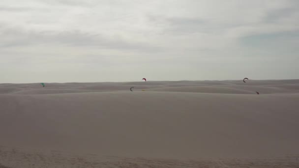 Воздушный Кайтсерфинг Дюнах Lencois Maranhenses Северная Бразилия — стоковое видео