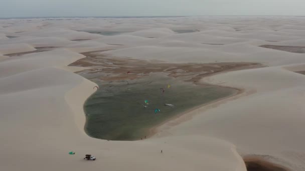 北ブラジルのレンシス マランヘンセスの砂丘でのカイトサーフィン — ストック動画