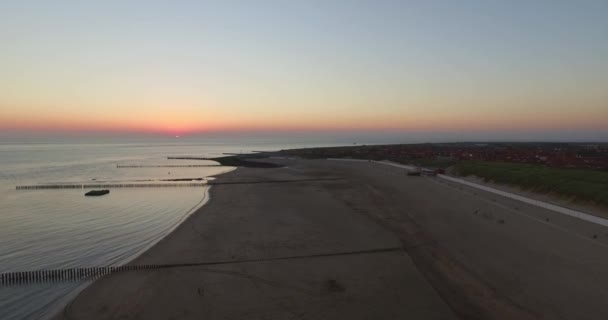 Luchtfoto Pier Het Strand Vuurtoren Bij Zonsondergang Bij Het Dorp — Stockvideo