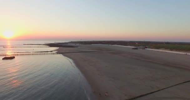 Antenne Seebrücke Strand Und Leuchtturm Bei Sonnenuntergang Der Nähe Des — Stockvideo