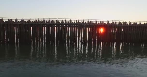 Antenne Seebrücke Strand Und Leuchtturm Bei Sonnenuntergang Der Nähe Des — Stockvideo