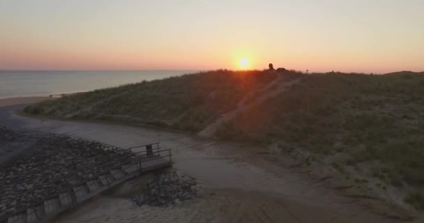 Aerial Plaża Pomiędzy Vlissingen Dishoek Podczas Zachodu Słońca — Wideo stockowe