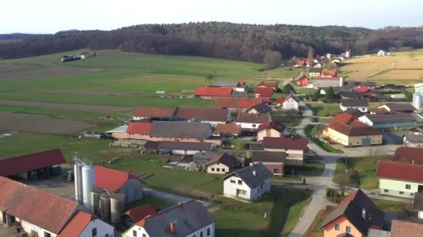 Reveladora Vista Aérea Hacia Atrás Del Pueblo Europa Zona Residencial — Vídeo de stock