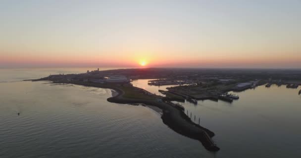 Luchtfoto Kleinere Haven Van Vlissingen Met Vrachtschepen Passeren Bij Zonsondergang — Stockvideo