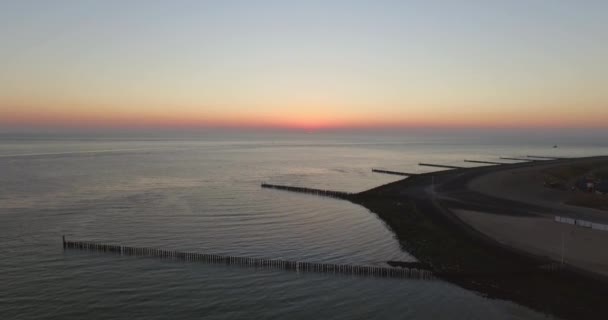 日落时荷兰Westkapelle村附近的码头 海滩和灯塔 — 图库视频影像