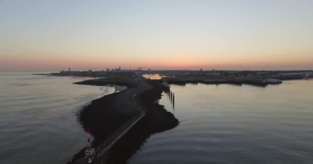 Hava Gün Batımında Kargo Gemilerinin Geçtiği Daha Küçük Vlissingen Limanı — Stok video