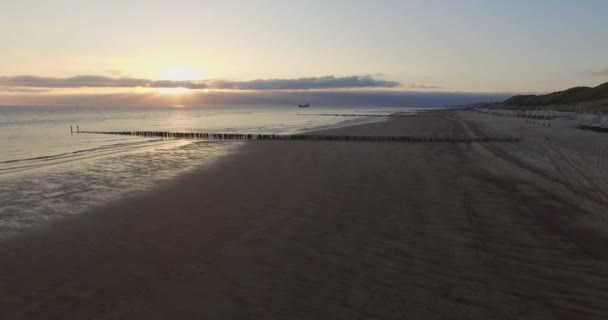 Aerial Plaża Pomiędzy Vlissingen Dishoek Podczas Zachodu Słońca — Wideo stockowe
