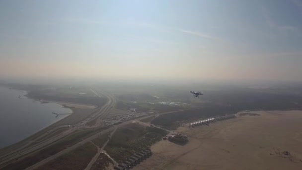 Vzduch Dron Letící Přehrady Veerse Hráz Turistickými Plážovými Domy — Stock video