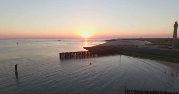 Luchtfoto Pier Het Strand Vuurtoren Bij Zonsondergang Bij Het Dorp — Stockvideo