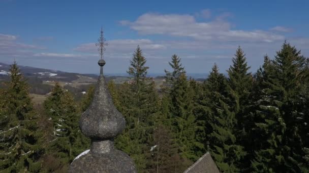Luftaufnahme Einer Kirche Den Bergen Umgeben Von Dichtem Wald Schwenkkamerabewegung — Stockvideo