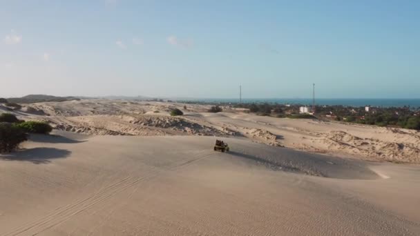 Aéreo Buggy Dirigindo Através Das Dunas Cumbuco — Vídeo de Stock