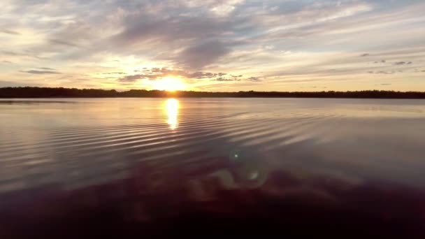 Εναέρια Πάνω Από Την Όμορφη Λίμνη Στο Ηλιοβασίλεμα — Αρχείο Βίντεο