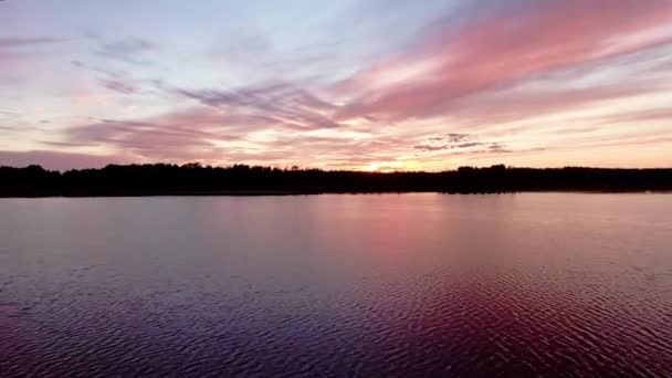 Letecký Přes Krásné Jezero Při Západu Slunce — Stock video