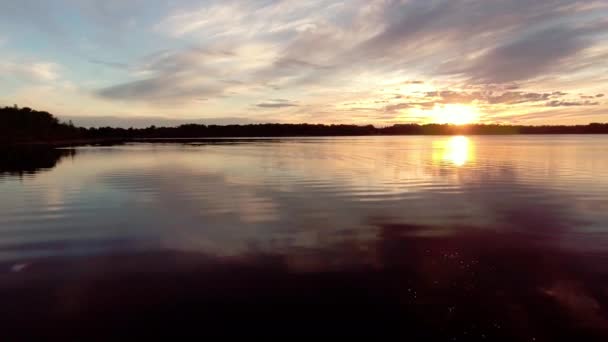 Antenne Über Dem Schönen See Bei Sonnenuntergang — Stockvideo