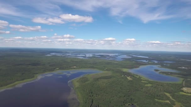 中西部湖泊和水道上空的空中飞行 — 图库视频影像