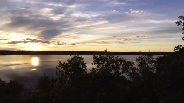 Flyg Över Vacker Sjö Vid Solnedgången — Stockvideo