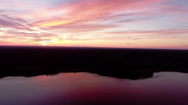 Letecký Přes Krásné Jezero Při Západu Slunce — Stock video