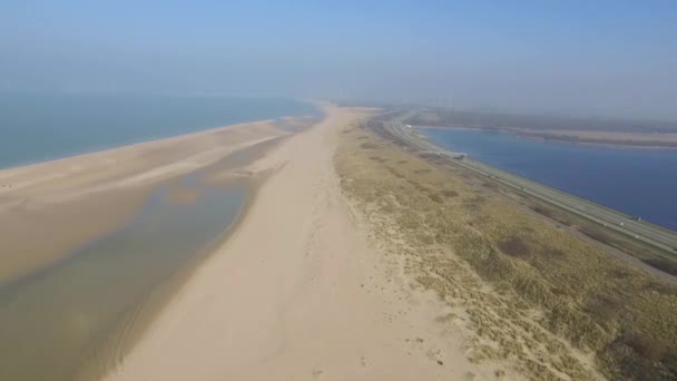 Aerial Veerse Gát Dyke Turisztikai Tengerparti Házak — Stock videók