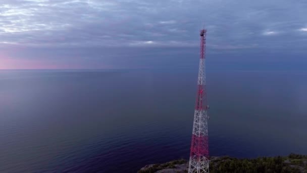 Vue Aérienne Tour Radio Des Télécommunications Sur Lac Supérieur — Video