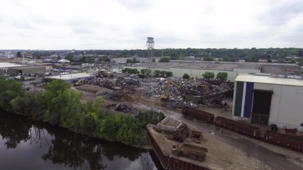 ミシシッピ川の金属リサイクル工場の空中映像 — ストック動画