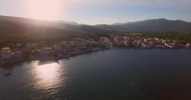 Aviação Pequena Cidade Piscatória Com Bandeira Grega Ilha Samos Grécia — Vídeo de Stock