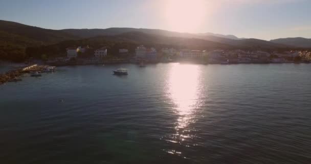 Aérea Pequeño Pueblo Pesquero Con Bandera Griega Isla Samos Grecia — Vídeo de stock