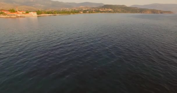 Aéreo Barco Pesca Baía Frente Molyvos Grécia — Vídeo de Stock