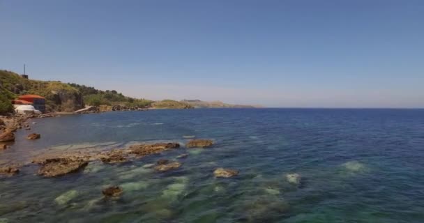 Aérien Drapeau Grec Sur Rocher Agitant Vent Sur Île Lesbos — Video