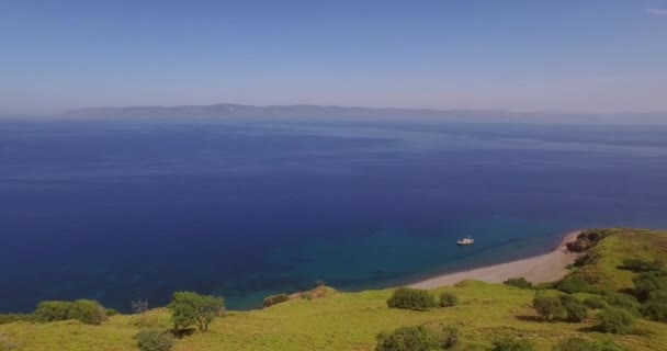 Hava Türkiye Yakınlarındaki Lesbos Balıkçı Teknesi Olan Sakin Bir Sahil — Stok video