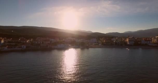 Aérien Petite Ville Pêcheurs Avec Drapeau Grec Sur Île Samos — Video