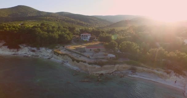 Aérea Pequeño Pueblo Pesquero Con Bandera Griega Isla Samos Grecia — Vídeos de Stock