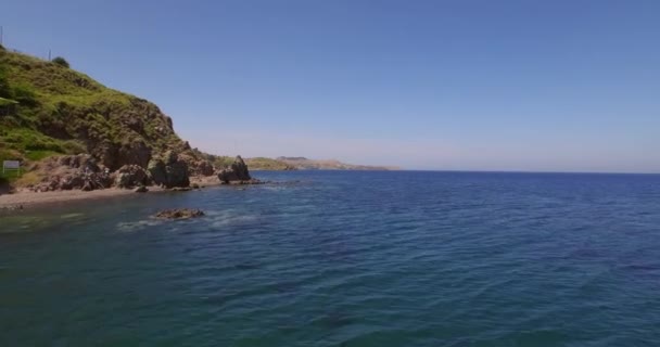 Aérien Drapeau Grec Sur Rocher Agitant Vent Sur Île Lesbos — Video