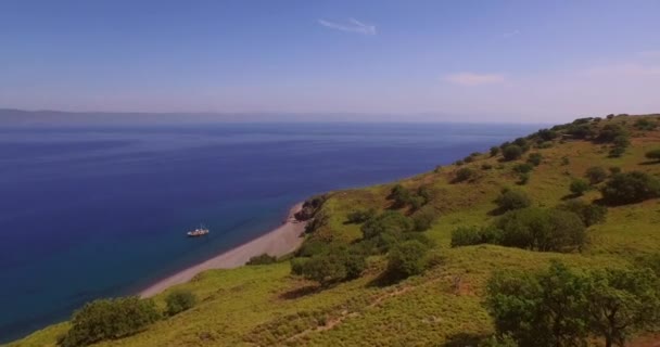 Aérea Una Playa Tranquila Con Barco Pesca Lesbos Cerca Turquía — Vídeos de Stock