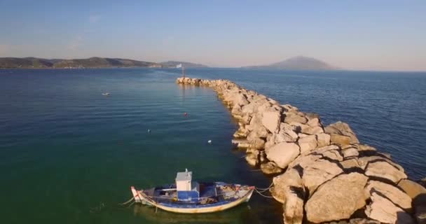 Аэропорт Небольшой Рыбацкий Городок Греческим Флагом Острове Самос Греция — стоковое видео