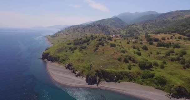 Aéreo Uma Praia Tranquila Com Barco Pesca Lesbos Perto Turquia — Vídeo de Stock