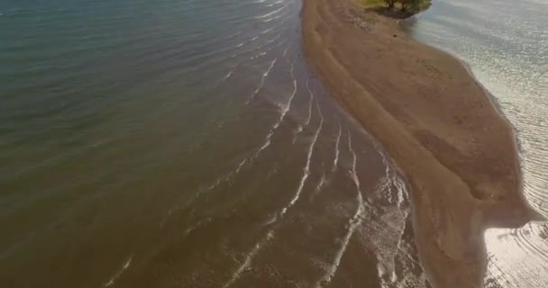 Aérien Delta Fluvial Traversé Par Une Route Pont Quelques Bâtiments — Video