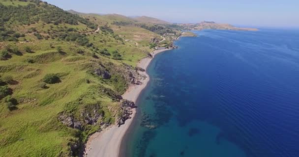 Aerea Una Spiaggia Tranquilla Con Una Barca Pesca Lesbo Vicino — Video Stock