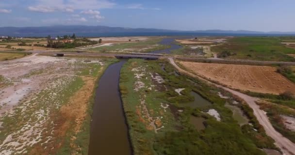 Aérien Delta Fluvial Traversé Par Une Route Pont Quelques Bâtiments — Video