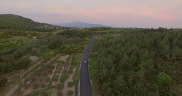 Aerial Samochód Jadący Przez Góry Samos Grecja Podczas Zachodu Słońca — Wideo stockowe