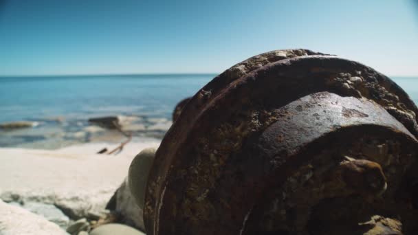 Groot Stuk Roestig Afval Zittend Een Strand Een Mooie Dag — Stockvideo