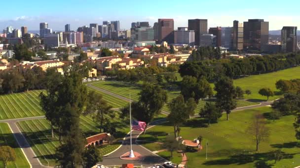 Los Angeles Ulusal Mezarlığı Nın Los Angeles Şehriyle Ilgili Uçuş — Stok video