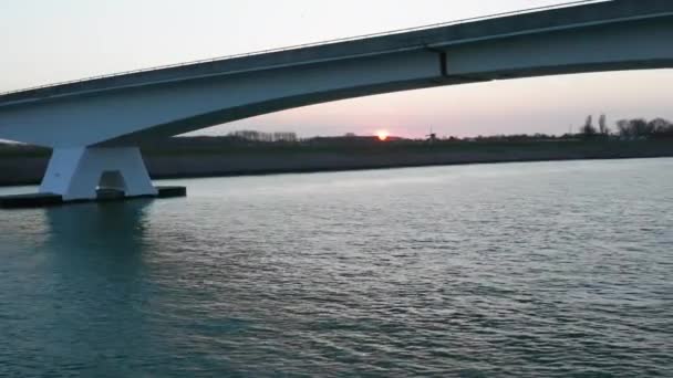 Aerial Διάσημο Zeelandbridge Κατά Διάρκεια Του Ηλιοβασιλέματος — Αρχείο Βίντεο