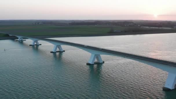 Aéreo Famosa Ponte Zeelandbridge Durante Pôr Sol — Vídeo de Stock