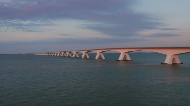 Aérea Famoso Puente Zeelandbridge Durante Atardecer — Vídeo de stock