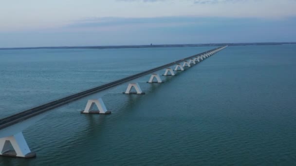 Luchtfoto Beroemde Zeelandbrug Bij Zonsondergang — Stockvideo