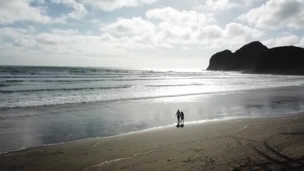 Caminando Juntos Playa Bethells Beach Nueva Zelanda — Vídeo de stock