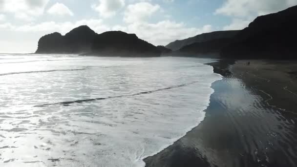 Tiro Aéreo Ondas Crescente Cam Bethells Praia Nova Zelândia — Vídeo de Stock