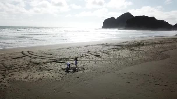 Повітряний Знімок Закоханих Малюють Голос Імена Пляжі — стокове відео